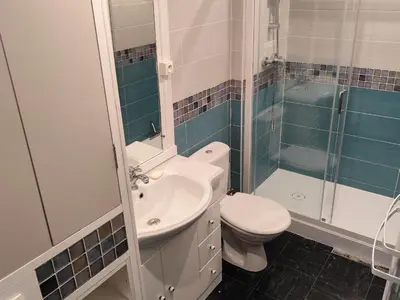 Salle de bains dans l'établissement Appartement au Cœur de Super Besse avec Balcon et Parking - FR-1-814-98