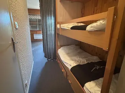 Un ou plusieurs lits dans un hébergement de l'établissement Studio au centre, accès direct piste, parking gratuit - FR-1-814-106