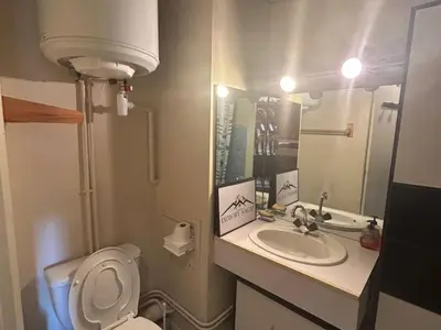 Salle de bains dans l'établissement Studio au centre, accès direct piste, parking gratuit - FR-1-814-106