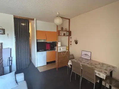 Cuisine ou kitchenette dans l'établissement Studio au centre, accès direct piste, parking gratuit - FR-1-814-106