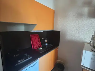 Cuisine ou kitchenette dans l'établissement Studio au centre, accès direct piste, parking gratuit - FR-1-814-106