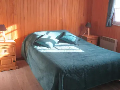 Un ou plusieurs lits dans un hébergement de l'établissement Chalet Calme sur les Hauteurs - 8 Pers, Proche Pistes - FR-1-814-103