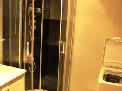 Salle de bains dans l'établissement Chalet Calme sur les Hauteurs - 8 Pers, Proche Pistes - FR-1-814-103