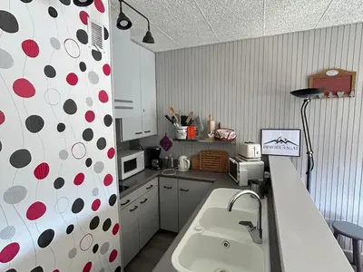 Cuisine ou kitchenette dans l'établissement Appartement rénové cosy au centre de Super Besse - FR-1-814-119