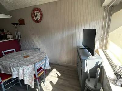 Télévision ou salle de divertissement dans l'établissement Appartement rénové cosy au centre de Super Besse - FR-1-814-119