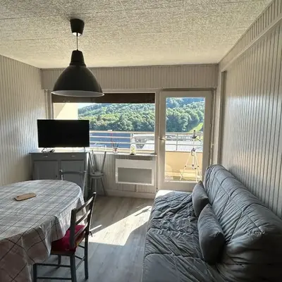 Appartement rénové cosy au centre de Super Besse - FR-1-814-119