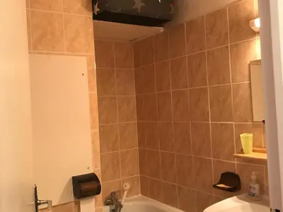 Salle de bains dans l'établissement Studio sur les pistes à Super Besse - FR-1-814-108