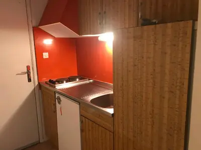 Cuisine ou kitchenette dans l'établissement Studio sur les pistes à Super Besse - FR-1-814-108