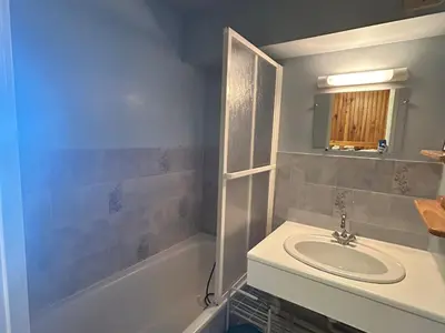 Salle de bains dans l'établissement Studio confortable au centre, pied des pistes - FR-1-814-115
