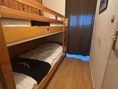 Un ou plusieurs lits dans un hébergement de l'établissement Studio confortable au centre, pied des pistes - FR-1-814-115