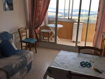 Coin salon dans l'établissement Studio avec loggia à Super Besse, proche des pistes - FR-1-814-112