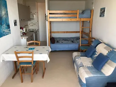 Un ou plusieurs lits dans un hébergement de l'établissement Studio avec loggia à Super Besse, proche des pistes - FR-1-814-112