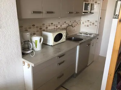 Cuisine ou kitchenette dans l'établissement Studio avec loggia à Super Besse, proche des pistes - FR-1-814-112