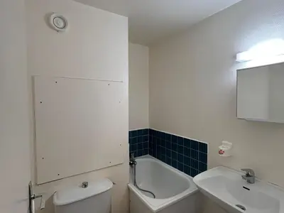 Salle de bains dans l'établissement Studio skis aux pieds pour 4 personnes près des pistes - FR-1-814-110