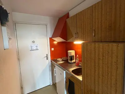 Cuisine ou kitchenette dans l'établissement Studio skis aux pieds pour 4 personnes près des pistes - FR-1-814-110