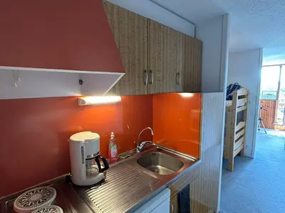 Cuisine ou kitchenette dans l'établissement Studio skis aux pieds pour 4 personnes près des pistes - FR-1-814-110