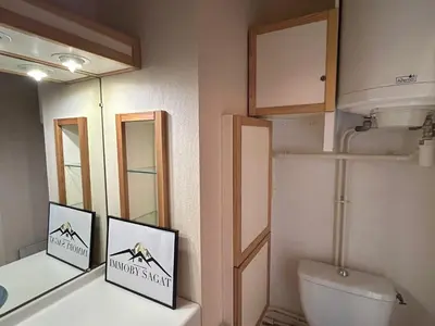 Salle de bains dans l'établissement Studio central au pied des pistes avec parking - FR-1-814-114