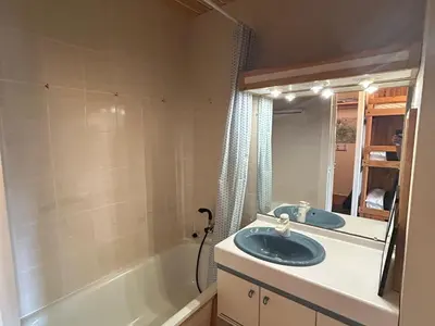 Salle de bains dans l'établissement Studio central au pied des pistes avec parking - FR-1-814-114