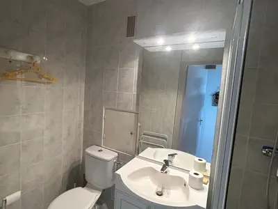 Salle de bains dans l'établissement Studio moderne rénové aux pieds des pistes à Super Besse - FR-1-814-122