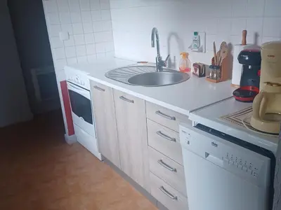 Cuisine ou kitchenette dans l'établissement Studio à Besse-et-Saint-Anastaise avec parking et vue Monts du Cantal - FR-1-814-125