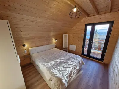 Un ou plusieurs lits dans un hébergement de l'établissement Chalet moderne pour 14 pers avec parking privé - FR-1-814-121
