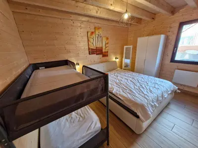Un ou plusieurs lits dans un hébergement de l'établissement Chalet moderne pour 14 pers avec parking privé - FR-1-814-121