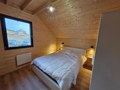 Un ou plusieurs lits dans un hébergement de l'établissement Chalet moderne pour 14 pers avec parking privé - FR-1-814-121