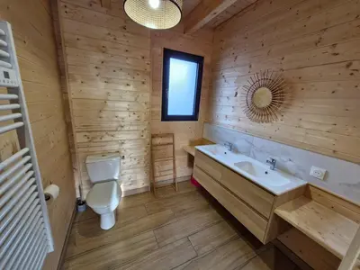Salle de bains dans l'établissement Chalet moderne pour 14 pers avec parking privé - FR-1-814-121