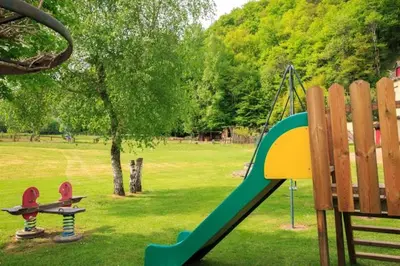 Aire de jeux pour enfants de l'établissement gîte Le Pressoir