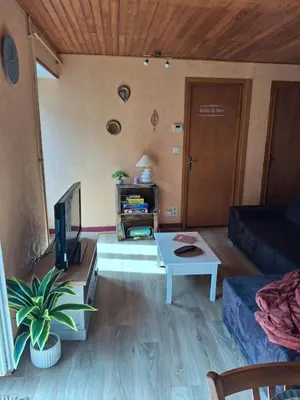 Télévision ou salle de divertissement dans l'établissement Maison de Bourg
