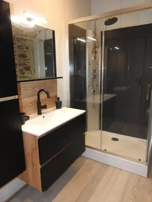 Salle de bains dans l'établissement Chambre d'hôtes de charme Pierres anciennes, confort et nature
