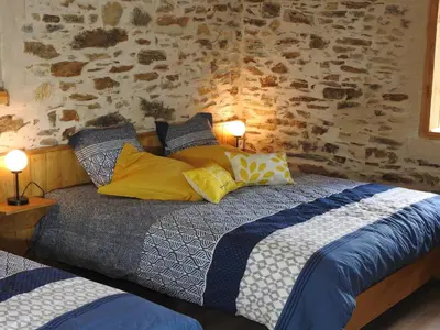 Un ou plusieurs lits dans un hébergement de l'établissement Chambre d'hôtes de charme Pierres anciennes, confort et nature