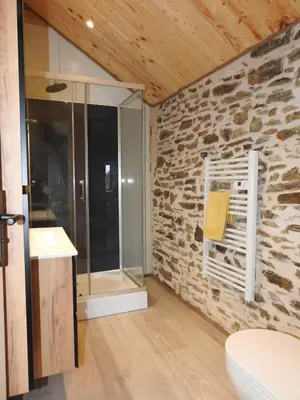 Salle de bains dans l'établissement Chambre d'hôtes de charme Pierres anciennes, confort et nature