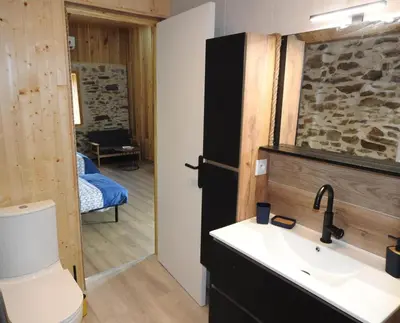 Salle de bains dans l'établissement Chambre d'hôtes de charme Pierres anciennes, confort et nature