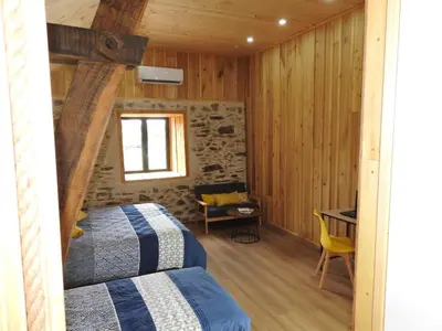 Un ou plusieurs lits dans un hébergement de l'établissement Chambre d'hôtes de charme Pierres anciennes, confort et nature