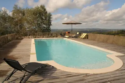 Piscine de l'établissement domaine du belvedere ou située à proximité