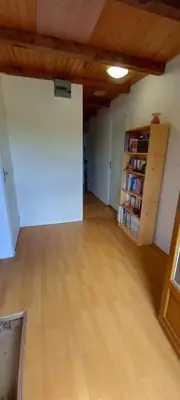 Bibliothèque dans le séjour chez l'habitant