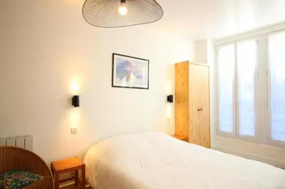 Un ou plusieurs lits dans un hébergement de l'établissement Appartement T2- wifi - RDC à 300M des thermes - La villa blanche