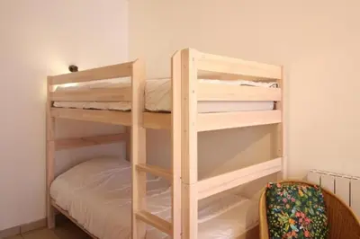 Un ou plusieurs lits dans un hébergement de l'établissement Appartement T2- wifi - RDC à 300M des thermes - La villa blanche