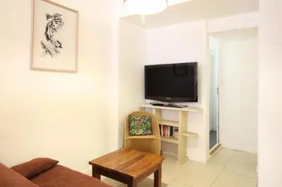 Télévision ou salle de divertissement dans l'établissement Appartement T2- wifi - RDC à 300M des thermes - La villa blanche