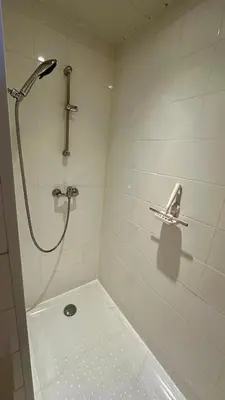Salle de bains dans l'établissement Le Pan de la Grange, Le Mont-Dore 5pers