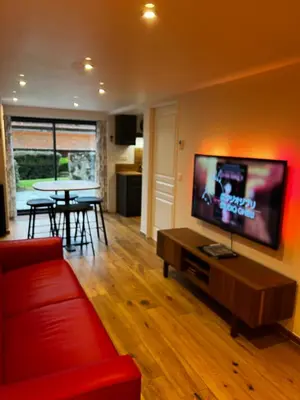 Télévision ou salle de divertissement dans l'établissement Gîte Creuse