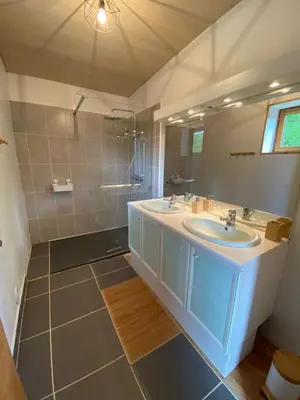 Salle de bains dans l'établissement Les hauts de Vayrac