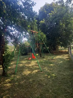 Aire de jeux pour enfants de l'établissement Gite rural aux portes de l'Auvergne