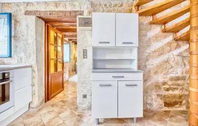 Cuisine ou kitchenette dans l'établissement Beautiful Home In Saint-Rabier