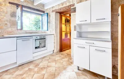 Cuisine ou kitchenette dans l'établissement Beautiful Home In Saint-Rabier