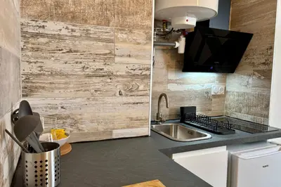 Cuisine ou kitchenette dans l'établissement Casa Bondy - Studio - Coeur de ville de Brive
