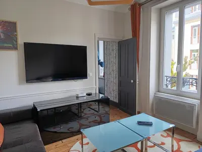 Télévision ou salle de divertissement dans l'établissement La villa de l'Angle - Maison familiale de charme - jusqu'à 10 voyageurs