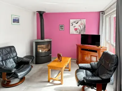 Télévision ou salle de divertissement dans l'établissement Vallée de la Jordanne, Maison cosy 6pers, terrasse