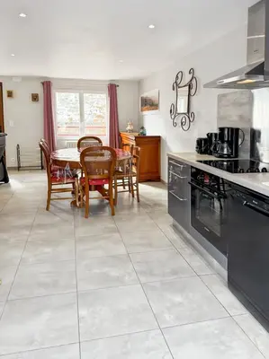 Cuisine ou kitchenette dans l'établissement Vallée de la Jordanne, Maison cosy 6pers, terrasse
